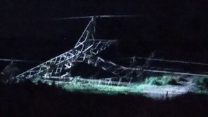 Torre foi derrubada durante a madrugada | Reprodução / VC Repórter