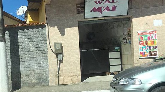 Loja de açaí na pequena vila histórica de Mambucaba, onde trabalha, em horário de expediente, uma funcionária de gabinete do presidenciável Jair Bolsonaro | Ranier Bragon/Folhapress