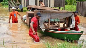 Moradores tentam salvar pertences durante enchente no estado do Acre | Divulgação/Governo do Acre