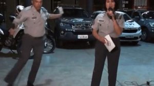 Imagem Vídeo: Capitão da PM faz passinho de dança em live solidária e viraliza