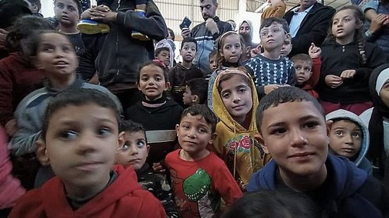 A Sociedade do Crescente Vermelho Palestiniano organizou um dia de entretenimento para as crianças deslocadas de Gaza. 5 de janeiro de 2024, Gaza | Thenews2/Folhapress