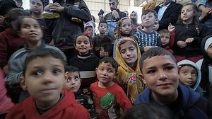 A Sociedade do Crescente Vermelho Palestiniano organizou um dia de entretenimento para as crianças deslocadas de Gaza. 5 de janeiro de 2024, Gaza | Thenews2/Folhapress