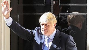 O novo premiê do Reino Unido, Boris Johnson, concede entrevista em frente a Downing Street, em Londres | Romena Fogliati/Folhapress