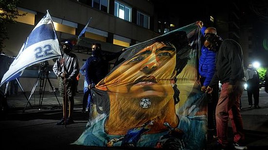Movimentação de pessoas em frente à Clínica Central, onde o ex-jogador Diego Armando Maradona deu entrada e está internado, na cidade de La Plata, na madrugada desta terça-feira (3) | MyPhoto Press/Folhapress