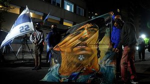 Movimentação de pessoas em frente à Clínica Central, onde o ex-jogador Diego Armando Maradona deu entrada e está internado, na cidade de La Plata, na madrugada desta terça-feira (3) | MyPhoto Press/Folhapress