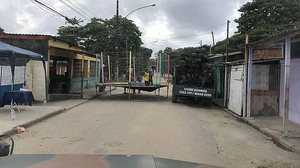 Brinquedo pula-pula no meio da rua, em favela da zona oeste do Rio, enquanto um tanque com soldados tenta passar | Divulgação/Gabinete da Intervenção Federal