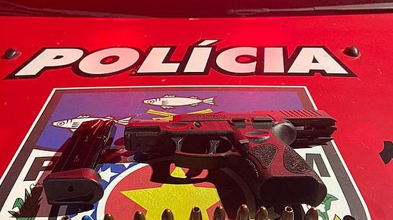 Arma usada pelo falso policial foi apreendida | Foto: Cortesia ao TNH1