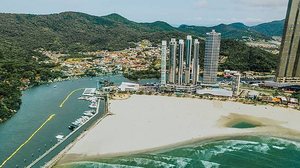 Imagem de novembro de 2021 de faixa de areia alargada da praia Central de Balneário Camboriú (SC); área encolheu 70 m | Divulgação PMBC