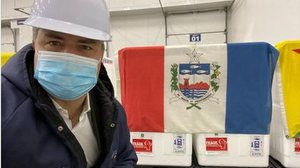 Imagem Avião com vacinas chega ao Aeroporto Zumbi dos Palmares às 16h45 desta segunda-feira