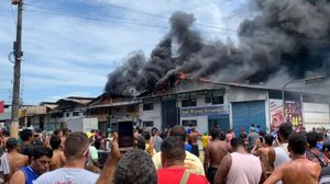Quatro lojas foram atingidas pelas chamas. Não há informações de feridos. Agentes de sete quartéis estão no local. | Foto: Reprodução