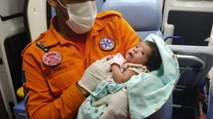 Recém-nascida recebeu primeiros socorros dos Bombeiros e foi levada para UPA do Tabuleiro | Foto: Cortesia / Corpo de Bombeiros