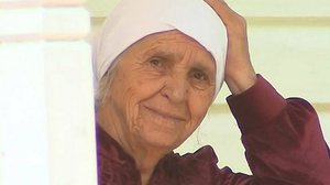 A idosa Martha Al-Bishara passa bem após levar choque, mas está abalada e envergonhada | Reprodução/ WSB-TV