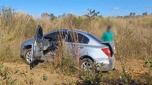 Carro do motorista de aplicativo abandonado pelos assaltantes no milharal, em Planaltina | Reprodução / TV Anhanguera