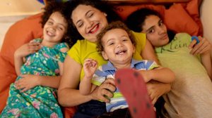 Ariene Pereira Menezes, 36, e seus três filhos: Chryslander (camisa verde claro), 13 anos, Khyara, 6 anos (vestidinho), e Benício (camisa polo litrada), de 1 ano e 8 meses, no Top Kids Espaço Terapêutico, em Juiz de Fora (MG) | Foto: Isabella Campos / Fol…