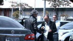 No estacionamento da JBS, Mendherson, assessor do senador Zeze Perrella, recebe dinheiro de Frederico Foto: Divulgação