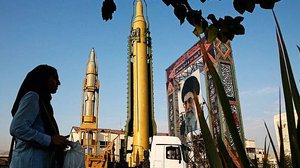 Mísseis expostos em uma praça de Teerã | Vahid Salemi/AP