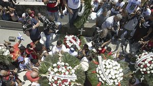 Sepultamento do corpo do goleiro do Flamengo, Christian Esmério, no Cemitério de Irajá | Agência Brasil / Tânia Rego