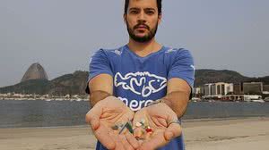 O biólogo Jonas Leite, doutor em oceanografia, presidente do Instituto Meros do Brasil, mostra microplástico vindo do mar e coletados na areia da praia de Botafogo | Fernando Frazão/Agência Brasil