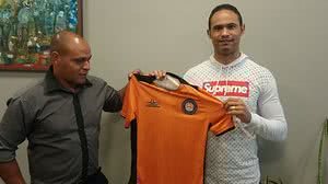 Goleiro Bruno com a camisa do novo time | Poços de Caldas