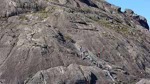 Imagem Bombeiros fazem operação para resgatar 32 turistas de montanha em SP