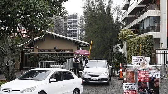 Imagem Recolhido em casa, Bolsonaro recebe apoio na véspera da eleição