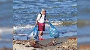 Imagem Conheça o idoso de 85 anos que dedica o tempo para retirar o lixo das praias