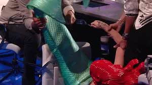 Cantora usava o figurino da personagem Ariel quando caiu | Foto: Reprodução/Redes Sociais