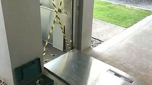 A porta do elevador caiu quando a criança encostou nela | TV Cabo Branco