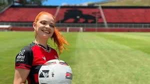 Porta-voz da Fatal Model foi ao Barradão para o anúncio da oferta ao Vitória | Divulgação