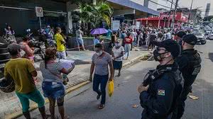 Em todo o País, agências da Caixa Econômica Federal registram filas de pessoas em busca do auxílio emergencial | Divulgação/Prefeitura de Caruaru-PE