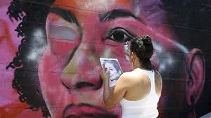 Grafite em homenagem à Mariele é refeito pela grafiteira Panmela Castro | Tomaz Silva/Agência Brasil