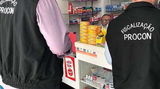 Os fiscais do Procon durante a ação | Secom Maceió