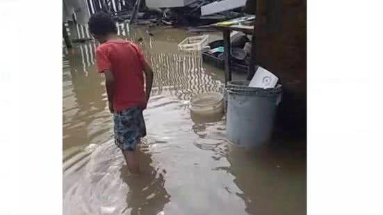 Imagem Vídeo: chuva dá trégua, mas falta de drenagem mantém Maceió alagada nesta sexta-feira