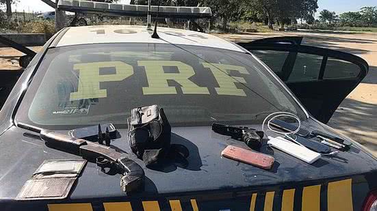 Imagem Dupla é capturada após assaltar passageiros de micro-ônibus em Pilar