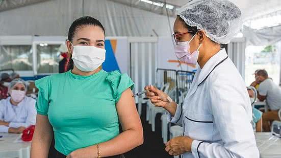 Do total de 712.933 pessoas com 18 anos ou mais aptas a tomar a vacina em Maceió, conforme o público estabelecido pelo Ministério da Saúde, 689.802 pessoas já tomaram pelo menos uma dose da vacina | Foto: Gabriel Moreira / Ascom SMS