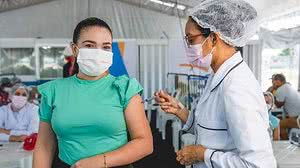 Do total de 712.933 pessoas com 18 anos ou mais aptas a tomar a vacina em Maceió, conforme o público estabelecido pelo Ministério da Saúde, 689.802 pessoas já tomaram pelo menos uma dose da vacina | Foto: Gabriel Moreira / Ascom SMS