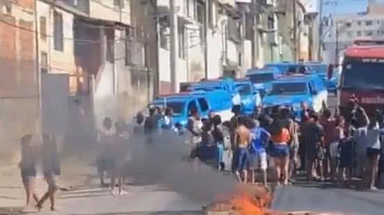 Moradores do Sampaio protestam pela morte de Reginaldo Avelar Porto | Foto: Reprodução/Redes Sociais