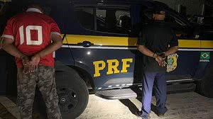 Dupla foi presa com documentos falsos, armas e munições | Cortesia/PRF