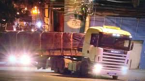 Imagem Mais de 13h depois, carreta é consertada e desbloqueia rua no Centro de Maceió