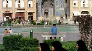 Imagem de arquivo: iranianas vestidas de preto conversam na praça Khomeini, que é emoldurada por uma mesquita, em Esfahan | Ana Carolina Fernandes / Folhapress