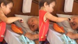 Imagem Menino dá comida na boca de avô e comove internautas; veja vídeo