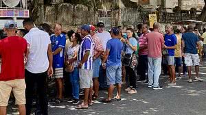 Imagem Moradores de bairros afetados por rachaduras fazem manifestações em frente a emissoras de TV