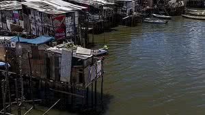 Palafitas construídas à margem do canal de mar que adentra pelo centro do Recife | Adriano Vizoni/Folhapress