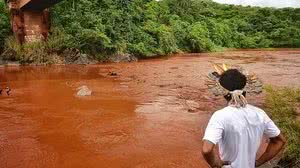 Índio observa avanço da lama após rompimento em Brumadinho | Funai