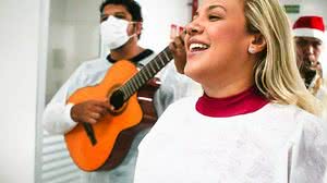 Banda Musical do Ronda no Bairro e Kel Monalisa percorreram os corredores do Hospital Metropolitano levando música aos pacientes e servidores | Agência Alagoas