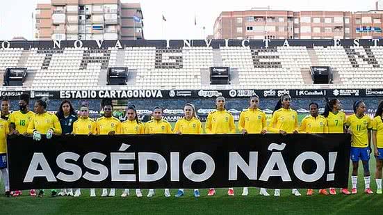 Imagem Com manifesto contra assédio, seleção feminina bate Rússia em amisto