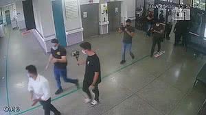 Imagem Deputados provocam aglomeração em hospital em meio à pandemia