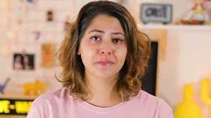 Imagem YouTuber chora ao relatar relacionamento abusivo em vídeo