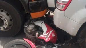 Moto ficou imprensada entre caminhão e caminhonete | Foto: Cortesia ao TNH1