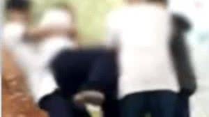 Aluno segura o menino agredido enquanto outro arranca a mochila das mãos dele | Reprodução / Vídeo